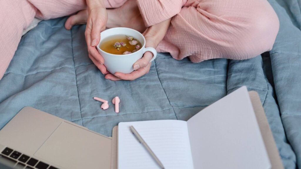 how to romanticize your life on a budget